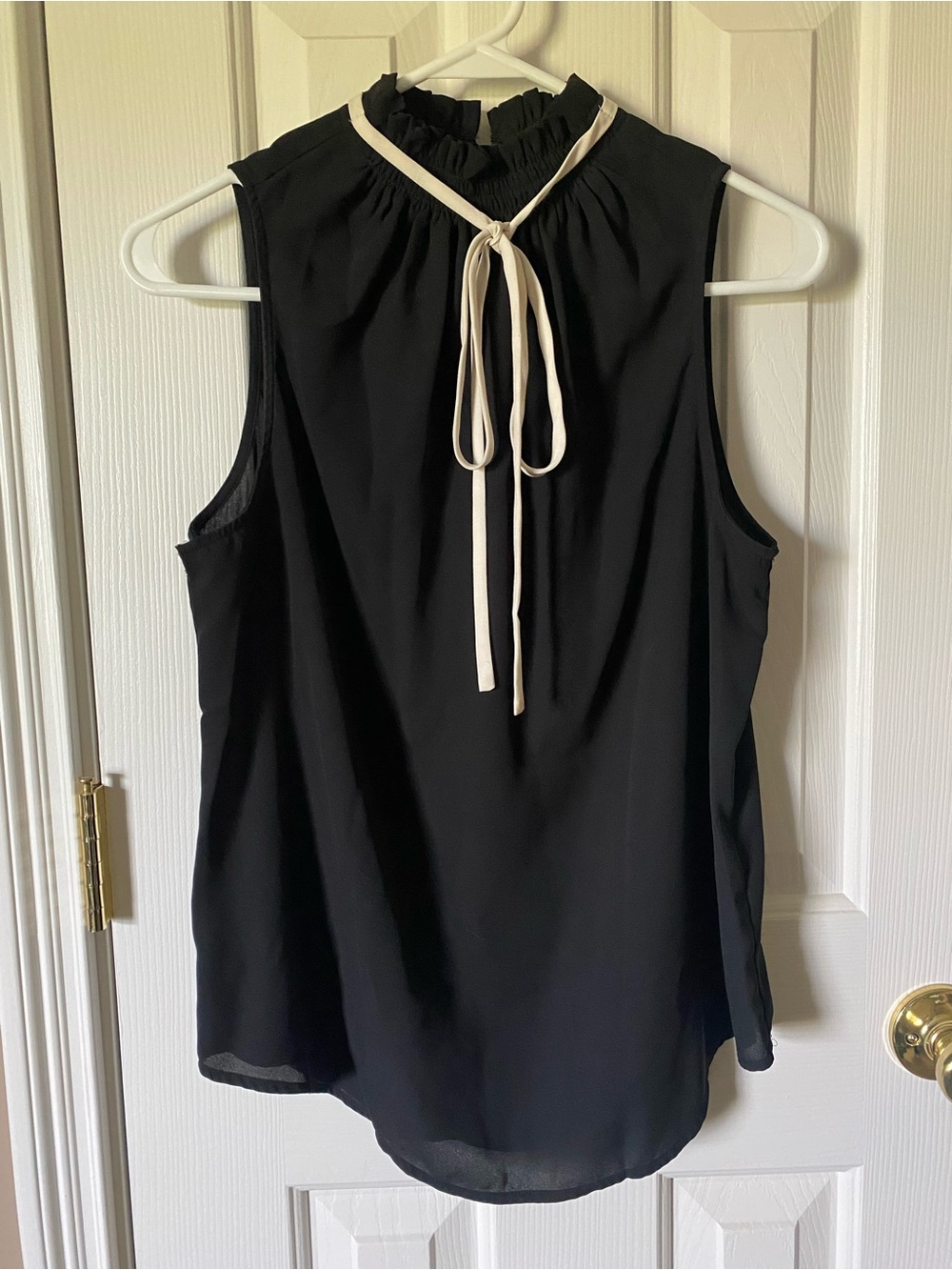 Who What Wear Black Sleeveless Tie-Neck Camisole with Cream Trim Size Small